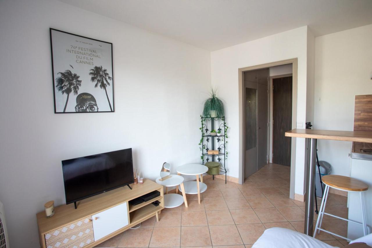 Grazioso monolocale con balcone e vista sulle montagne vicino a tutti i ser Appartamento Nizza