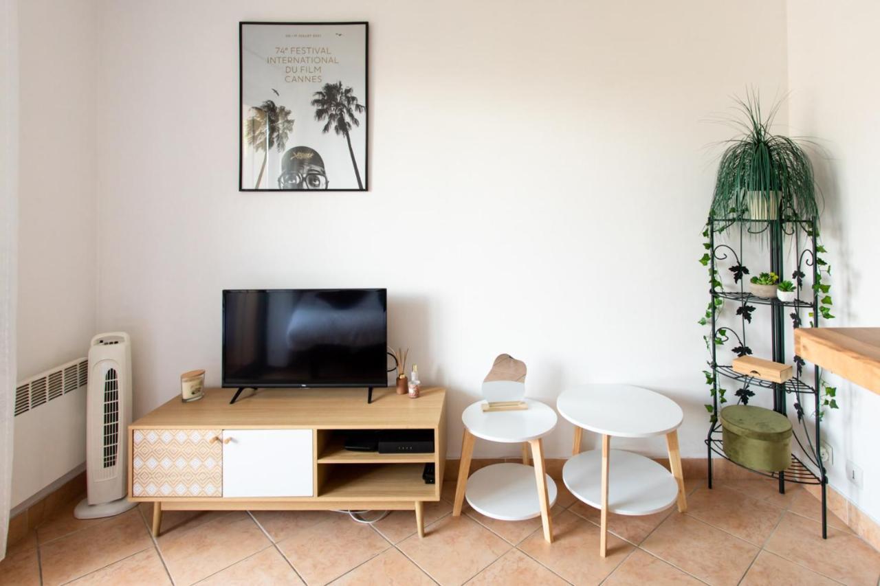 Grazioso monolocale con balcone e vista sulle montagne vicino a tutti i ser Appartamento